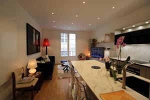 sala de estar y cocina con encimera en Paris - Trocadéro, en París