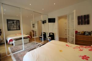 1 dormitorio con 2 camas y espejo en Paris - Trocadéro, en París