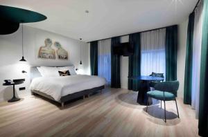 1 dormitorio con 1 cama, 1 mesa y 1 silla en M-Street art lodging - Self check-in, en Lovaina