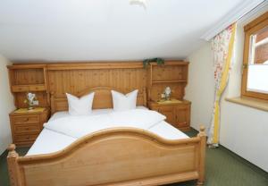 A bed or beds in a room at Landhaus Achental
