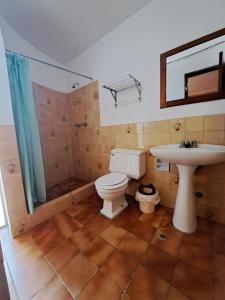 bagno con servizi igienici e lavandino di Hotel la casona a Huaraz