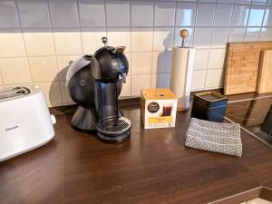 eine Kaffeemaschine auf einer Theke in der Unterkunft Apartement am Schloss Pillnitz in Dresden
