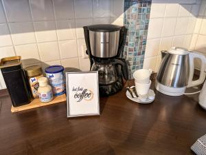 eine Küchentheke mit einem Happy-Coffee-Schild auf dem Tisch in der Unterkunft Apartement am Schloss Pillnitz in Dresden