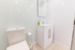 bagno bianco con servizi igienici e lavandino di The Pheasant Inn a Grange Over Sands