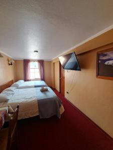 Habitación de hotel con cama y ventana en Hotel la casona, en Huaraz