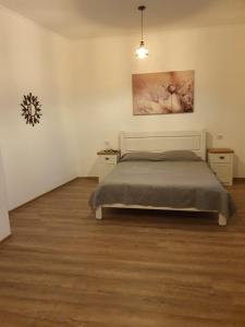 1 dormitorio con 1 cama y una pintura en la pared en Han Dunarea en Călăraşi