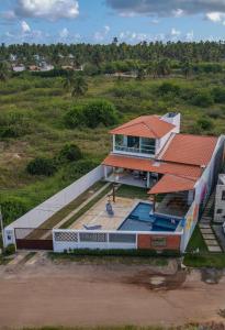 - une vue aérienne sur une maison avec une piscine dans l'établissement Casa PatachAmar, à Porto de Pedras