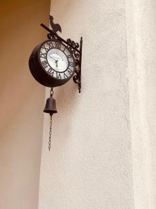 a clock hanging on the side of a wall at Han Dunarea in Călăraşi