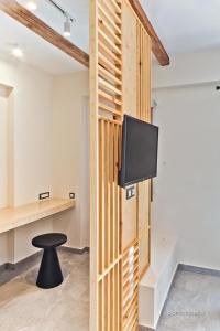 TV a/nebo společenská místnost v ubytování Ypsilos Beach Suites Adults Only