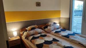 two beds sitting next to each other in a bedroom at Kettő Ciprus Appartman 2 in Hajdúszoboszló