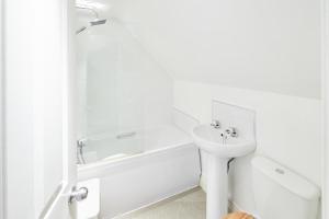 biała łazienka z umywalką i toaletą w obiekcie Host & Stay - Park Place Apartment w mieście Whitby