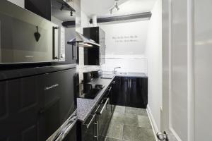Kuchnia wyposażona jest w czarno-biały piekarnik. w obiekcie Host & Stay - Park Place Apartment w mieście Whitby