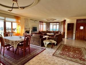 sala de estar con sofá y mesa en El Paraiso Premium, en Tesalónica