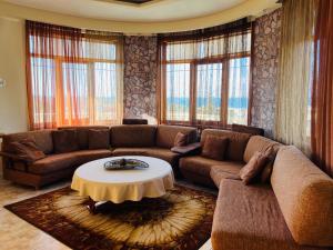 sala de estar con sofá y mesa en El Paraiso Premium, en Tesalónica