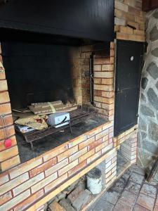 Una pared de ladrillo con una chimenea. en AbC, en Unhošť