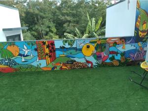 un mur orné d'une fresque colorée. dans l'établissement L'oiseau du Paradis, à Balaclava