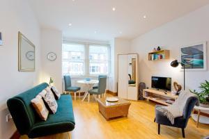 un soggiorno con divano e tavolo di Calabria 4 Comfortable apartment a Londra