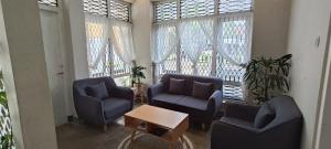 Ein Sitzbereich in der Unterkunft The Bloomy House