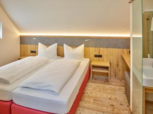 A bed or beds in a room at WEINVIERTLER KELLERSTÖCKL Weingut Hindler