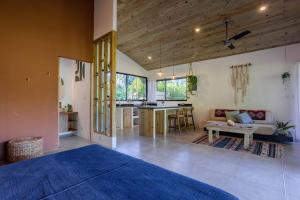 Ruang duduk di The Surf Journey Casita +36 gambar