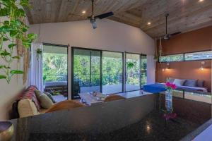 Ruang duduk di The Surf Journey Casita