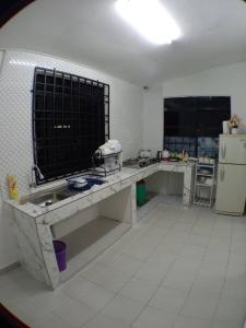 eine Küche mit einer Spüle und einem Kühlschrank in der Unterkunft Sobey Laris Homestay UMK in Bachok