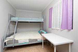 Kleines Zimmer mit einem Etagenbett und einem Schreibtisch. in der Unterkunft Casa Gratal in Siétamo