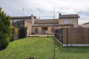 una casa con una valla en un patio en Gite de la Sèvre en Saint-Amand-sur-Sèvre