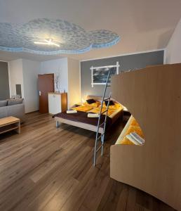 Apartments Furman - Self check-in في Rakek: غرفة نوم مع سرير بطابقين وغرفة مع أريكة