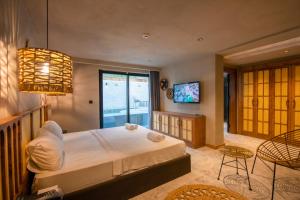 TV a/nebo společenská místnost v ubytování Icon Beach Suites Hotel Sovalye Island