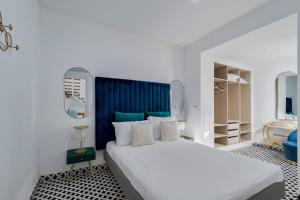 1 dormitorio con 1 cama grande y cabecero azul en Minty House, en Setúbal
