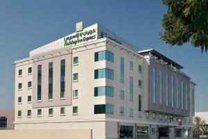 un edificio blanco con un cartel encima en Holiday Inn Express Dubai Safa Park, an IHG Hotel, en Dubái