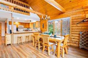 Η κουζίνα ή μικρή κουζίνα στο Happy Trails Cabin