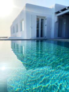 Bazén v ubytování Elisseos Luxury Mykonos Villa with private pool & deluxe studios nebo v jeho okolí