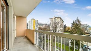 a balcony with a view of a city at HOMEY LA COLOC MUGI - Colocation haut de gamme - Chambres privées - Balcon - Wifi et Netflix - Proche transports commun in Annemasse