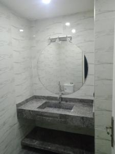 La salle de bains est pourvue d'un lavabo et d'un miroir. dans l'établissement Bel app, à Agadir