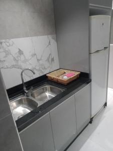 Elle comprend une petite cuisine équipée d'un évier et d'un réfrigérateur. dans l'établissement Bel app, à Agadir