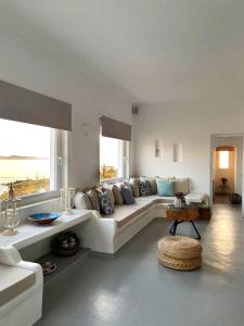 Posezení v ubytování Elisseos Luxury Mykonos Villa with private pool & deluxe studios