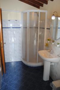 ein Badezimmer mit Dusche und Waschbecken in der Unterkunft Agriturismo Fattoria di Malavolta in Florenz + 60 Fotos