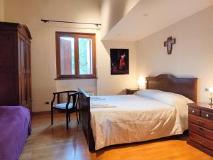 1 dormitorio con 1 cama, 1 silla y 1 ventana en Villa Adele Senigallia, en Senigallia
