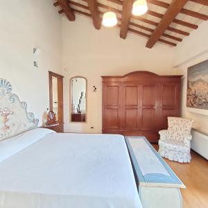 1 dormitorio con 1 cama blanca grande y 1 silla en Villa Adele Senigallia, en Senigallia