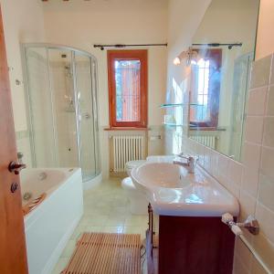 Kylpyhuone majoituspaikassa Villa Adele Senigallia