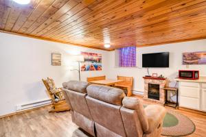 uma sala de estar com um sofá e uma lareira em Windchime #100 em Angel Fire