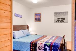 um quarto com uma cama com uma colcha em Windchime #100 em Angel Fire