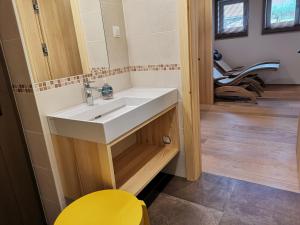 La salle de bains est pourvue d'un lavabo et d'un miroir. dans l'établissement WEINVIERTLER KELLERSTÖCKL Weingut Hindler, à Schrattenthal