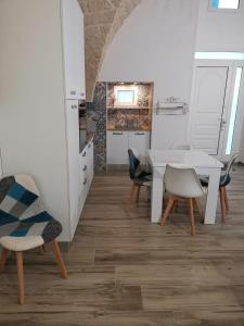 eine Küche und ein Esszimmer mit einem Tisch und Stühlen in der Unterkunft SaLò Apartments in Manfredonia