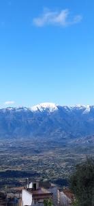 - une vue sur une ville avec des montagnes enneigées dans l'établissement Steddueoro, à Baunei
