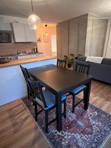 einen Esstisch und Stühle im Wohnzimmer in der Unterkunft 3-Zimmer Wohnung mit Top Lage in Gießen