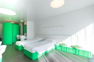 Una cama o camas en una habitación de Chromotel self check-in