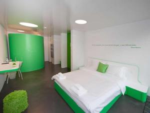 Una cama o camas en una habitación de Chromotel self check-in